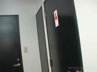Asiatisk tenåring babe videoer twat mens pissing i en toalett