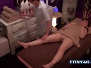 Два начальник азіатська дівчинки на масаж studio