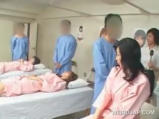 Aziatisch brunette kindje klappen harig penis bij de ziekenhuis