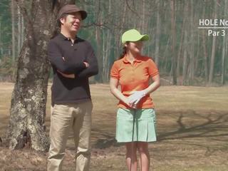 Golf slattern blir teased och skummad av två youngsters